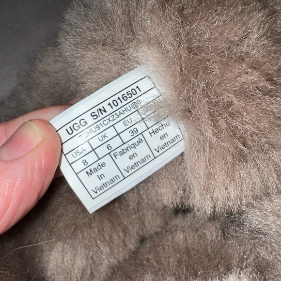 Barely worn uggs! - Picture 6 of 7